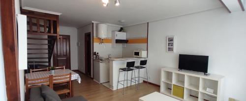 a small apartment with a kitchen and a living room at Apartamentos El Jornu in Llanes