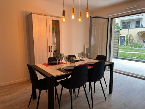 une salle à manger avec une table et des chaises en bois dans l'établissement L'Aumonerie, à Angers