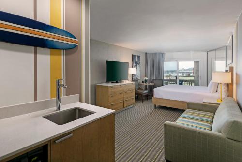 Cette chambre comprend un lit et un lavabo. dans l'établissement The Wayfarer San Diego, à San Diego