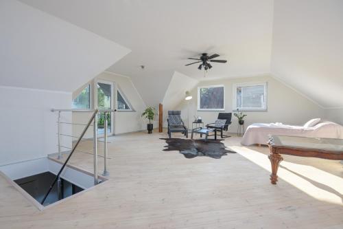 1 dormitorio con 1 cama y ventilador de techo en Kooli Apartment, en Pärnu