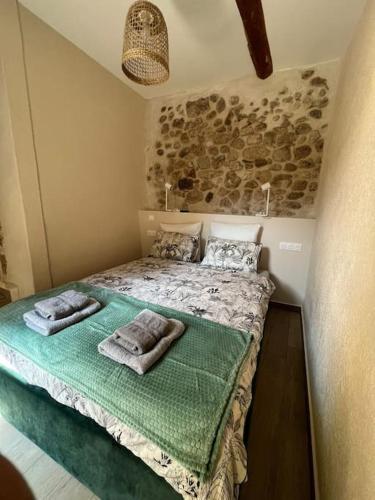 une petite chambre avec un lit avec des serviettes dessus dans l'établissement Zofia appartements - Appartement avec cour privée #1, à Moustiers-Sainte-Marie
