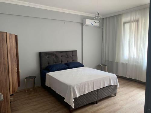 a bedroom with a large bed in a room at Aydın Apart in Bostancı