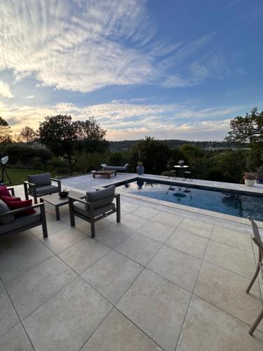 une piscine avec des chaises et une terrasse avec vue dans l'établissement VILLA avec PISCINE PRIVÉE NON PARTAGÉE, à Camps-la-Source