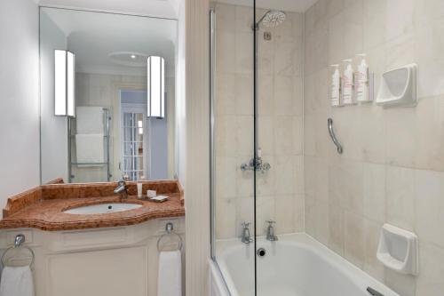 y baño con bañera, lavamanos y ducha. en Delta Hotels by Marriott Birmingham en Birmingham