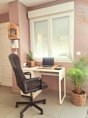 - un bureau avec un ordinateur portable dans l'établissement AppartCosy Emplacement Idéal avec Terrasse & Parking Privé, à Nîmes