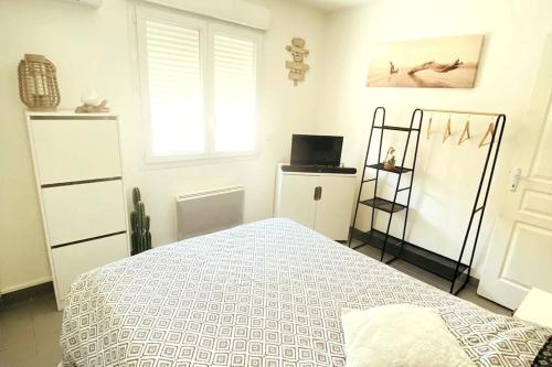 尼姆的住宿－AppartCosy Emplacement Idéal avec Terrasse & Parking Privé，白色的卧室设有床和窗户