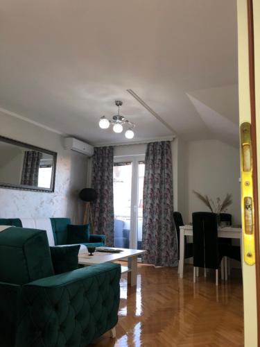 a living room with a couch and a table at Apartman San Remo Brcko in Brčko