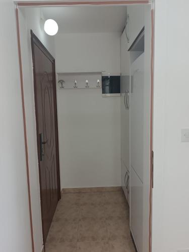 a hallway with a door in a room at Apartman San Remo Brcko in Brčko