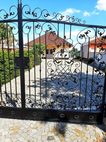 a black iron gate with a stone walkway at Landliebe, Ferienhaus, 3 Schlafzimmer mit Sauna und Outdoor Whirlpool in Geierswalde