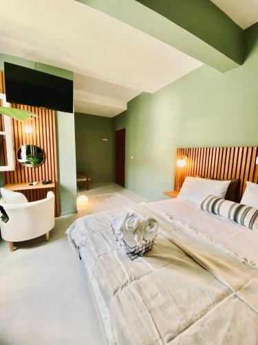 Кровать или кровати в номере Lord Ape Suites Club