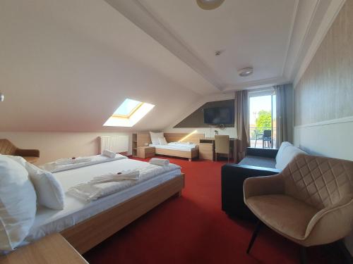 Tempat tidur dalam kamar di Corvina Hotel-Restaurant