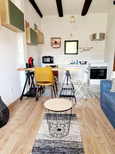 Kuchyň nebo kuchyňský kout v ubytování Maisonnette du Foirail