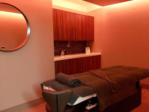 Φωτογραφία από το άλμπουμ του Spacious Primrose Lodge for 6 with Hot Tub at a Spa Resort σε Chudleigh