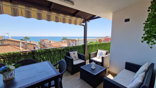 Balkoni atau teres di Blue Horizon Calabria - Seaside Apartment 120m to the Beach - Air conditioning - Wi-Fi - View - Free Parking