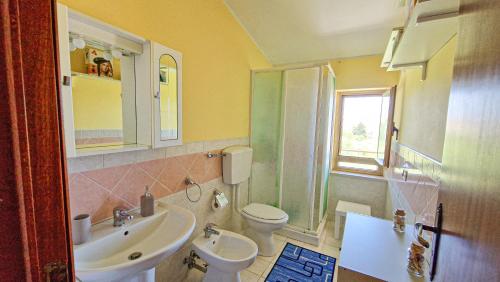 La salle de bains est pourvue d'un lavabo et de toilettes. dans l'établissement Blue Horizon Calabria - Seaside Apartment 120m to the Beach - Air conditioning - Wi-Fi - View - Free Parking, à Santa Caterina Dello Ionio Marina