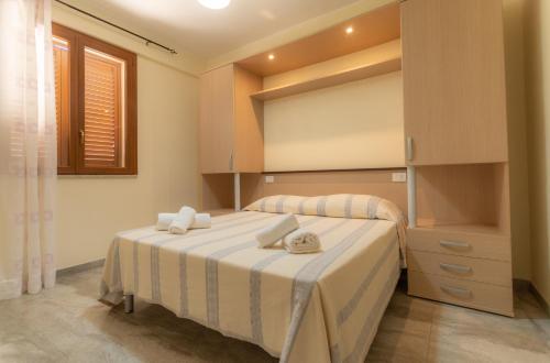 una camera con due letti e asciugamani di Case Vacanze Maluk a Lampedusa