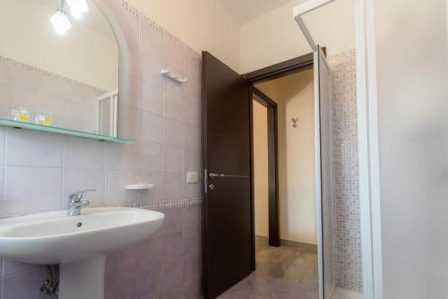 bagno con lavandino e specchio di Case Vacanze Maluk a Lampedusa