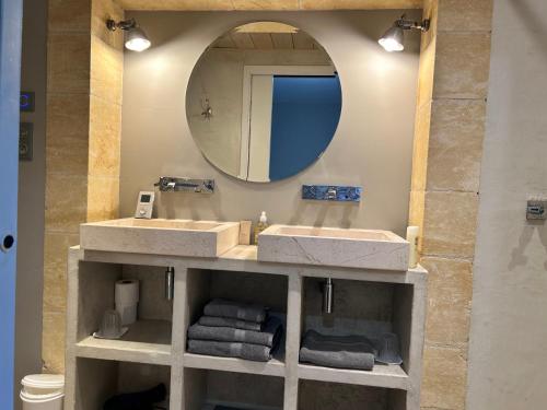 La salle de bains est pourvue de 2 lavabos et d'un miroir. dans l'établissement Le Balconnet, à Sarlat-la-Canéda