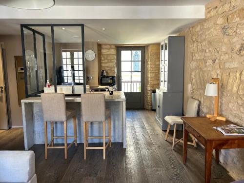 Il comprend une cuisine et un salon avec une table et des chaises. dans l'établissement Le Balconnet, à Sarlat-la-Canéda