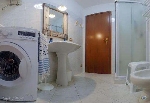 La salle de bains est pourvue d'un lave-linge et d'un lavabo. dans l'établissement Cav la Ginestra vistamare Elba, à Rio nellʼElba