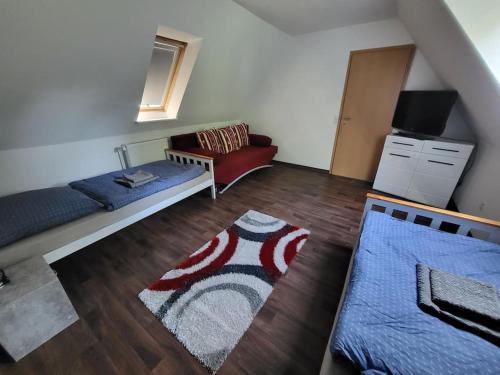 een woonkamer met een bed en een bank bij Monteurzimmer, Ferienwohnung in Delmenhorst