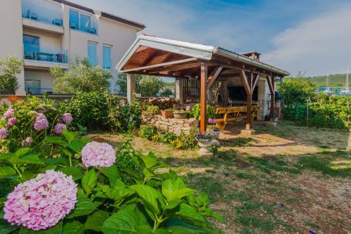 Zahrada ubytování Luxury Apartments Monika near the sea with private parking