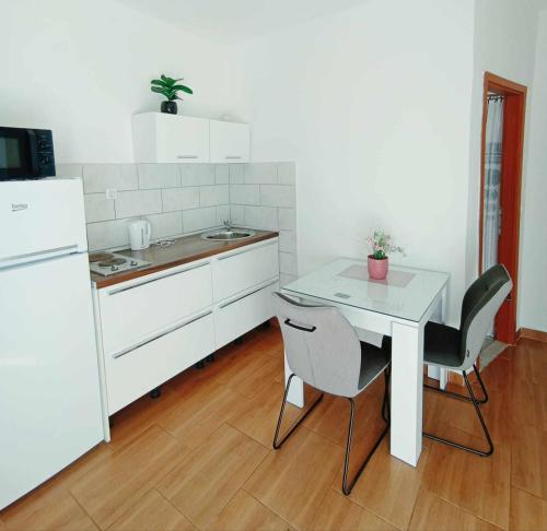 A kitchen or kitchenette at Apartments Jagoda