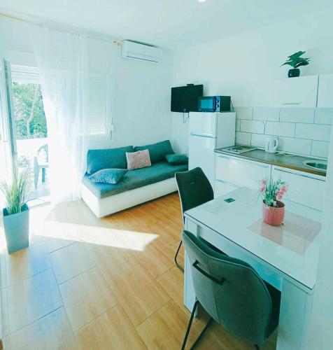 cocina y sala de estar con sofá en Apartments Jagoda, en Split