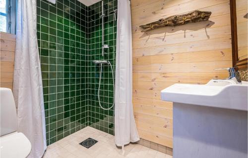 baño de azulejos verdes con ducha y lavamanos en Cozy Home In Karlskrona With House A Panoramic View en Karlskrona