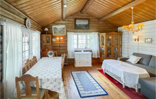 ein Wohnzimmer mit einem Tisch und einem Sofa in der Unterkunft Nice Home In bogen With House Sea View in Kongsvinger
