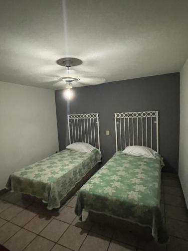 - une chambre avec deux lits et un plafond dans l'établissement HOTEL JERUSALEM, à San Juan de los Lagos