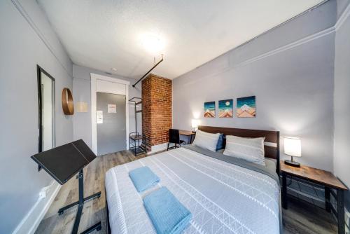 Posteľ alebo postele v izbe v ubytovaní Samesun Vancouver