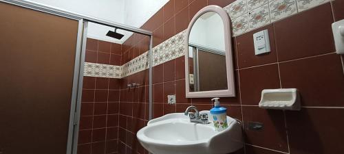 a bathroom with a sink and a mirror at Hostal Casa Azul, sencilla in Orizaba