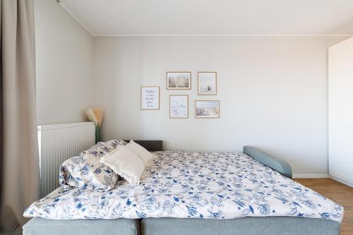 1 dormitorio con 1 cama con edredón azul y blanco en Morska Bryza en Gdansk