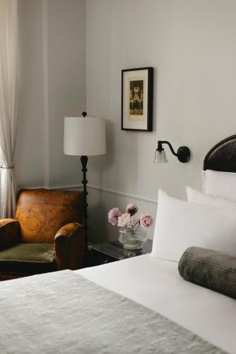 Ein Bett oder Betten in einem Zimmer der Unterkunft The Ned NoMad