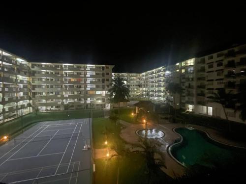 vistas a un gran edificio de apartamentos por la noche en Elvina Guesthouse @ Laguna Condo Resort PD en Kampong Tanah Merah
