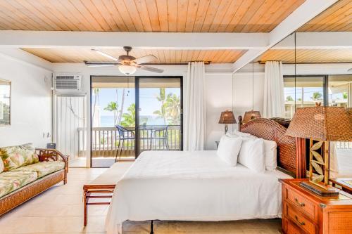 sypialnia z łóżkiem i kanapą w obiekcie Kona Bali Kai #368 w mieście Kailua-Kona