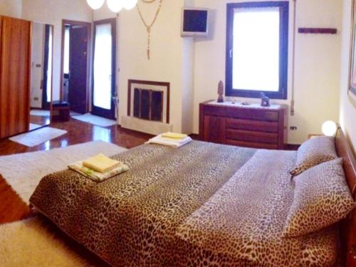 a bedroom with a bed with two towels on it at B&B Le Tre Grazie in San Martino di Lupari