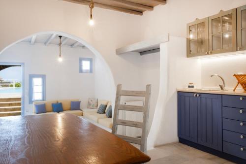 Η κουζίνα ή μικρή κουζίνα στο Nama Villas 