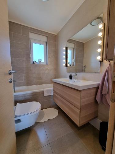 ein Badezimmer mit einem Waschbecken, einem WC und einer Badewanne in der Unterkunft Top view in Crikvenica