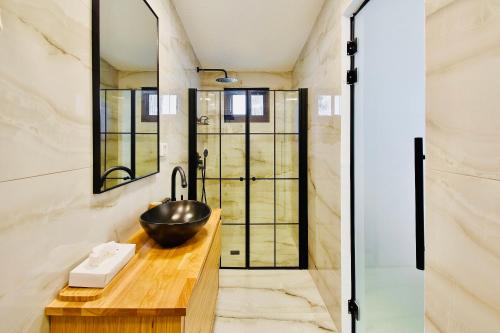W łazience znajduje się umywalka i lustro. w obiekcie אדמת הארץ - Admat Haaretz w mieście H̱azon