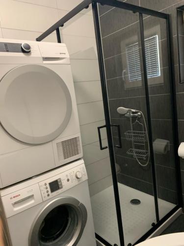 y baño con lavadora y ducha. en Apartment Jukich, en Sveti Filip i Jakov