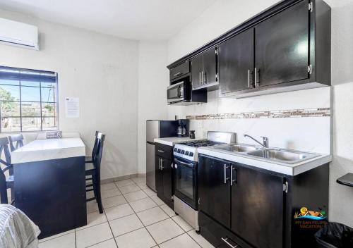 Η κουζίνα ή μικρή κουζίνα στο San Felipe rental - One block to San Felipe Malecon
