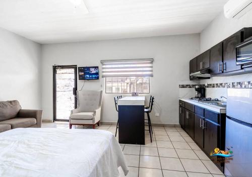 Η κουζίνα ή μικρή κουζίνα στο San Felipe rental - One block to San Felipe Malecon