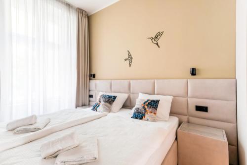 een slaapkamer met 2 bedden en een raam bij Luxury Residence Kmochova in Praag