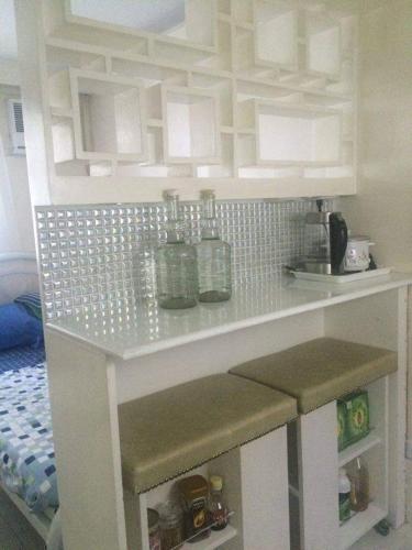 a white counter in a room with a counter top at Roxas Blvd Stunning Studio Condo Near US Embassy in Manila