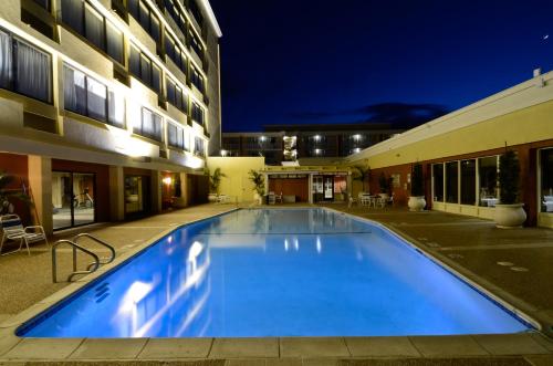 Bazén v ubytování Clarion Hotel Concord-Walnut Creek nebo v jeho okolí
