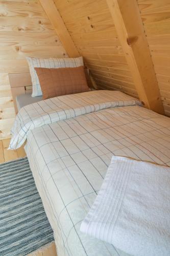 two beds in a attic room with wooden ceilings at Bungalow Jajce 1 in Jezero