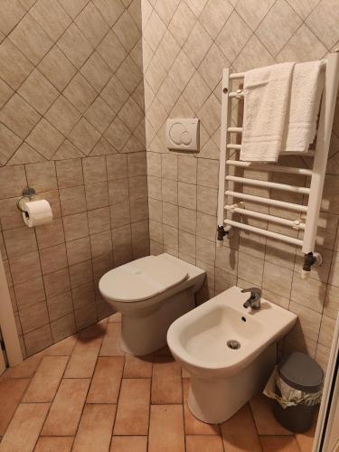uma casa de banho com um WC e um lavatório em Dolci Soggiorni em Loreto