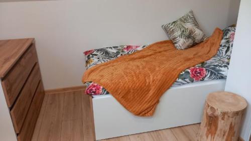 Llit o llits en una habitació de Domki OSTOJA w Dolinie nad Jeziorem